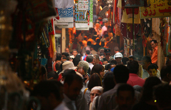 Mulțimile copleșitoare de pe străzile unui bazar din Cairo