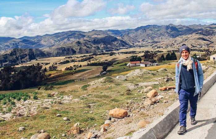 Andrew la pas, în drumeția prin Quilotoa Loop din Ecuador