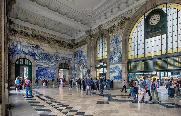  Întreba cineva de cel mai frumos albastru ieșit vreodată din mâna omului? Trimite-l în Stația de Tren São Bento din Porto © suitcase_and_wanderlust