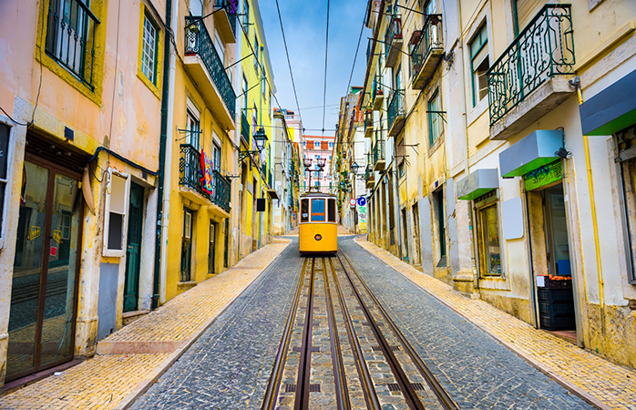Urcă-te cu încredere în faimosul tramvai din Lisabona și vizitează orașul în stil burghez. Portughez.