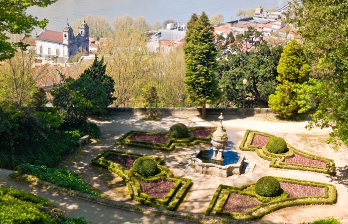 Grădinile Crystal Palace din Porto îți aștern privirii o imagine de milioane asupra râului Douro