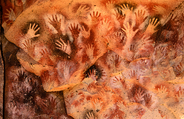  Vizitează Cuevas de los Manos (Peștera Mâinilor) – artă rupestră din vremea triburilor de vânători-culegători, locuitori ai Pământului în anii 10.000 î.Hr.