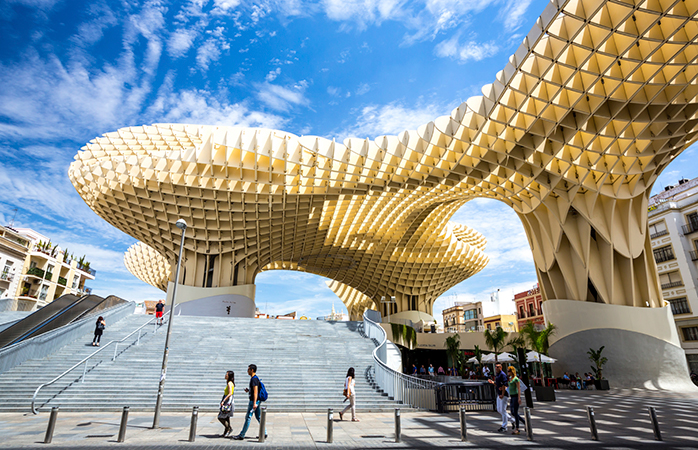 Clădirea Metropol Parasol din Sevilia (supranumită Las setas -Ciupercile Gigant – în spaniolă) este probabil cea mai mare structură de lemn din lume.