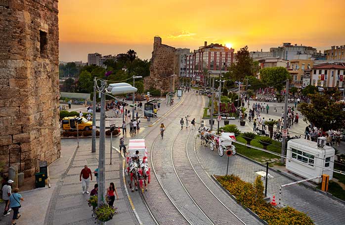 Kaleiçi, centrul istoric al Antalyei, la apus de soare