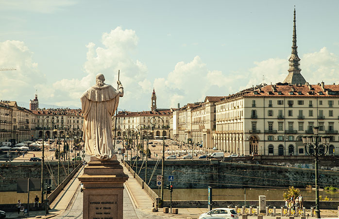 Piazza Vittorio este locul de întâlnire al tineretului din Torino