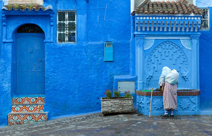 Scaldă-te într-o mare de albastru pentru că albastru-i tot ce vezi cu ochii în orașul Chefchaouen