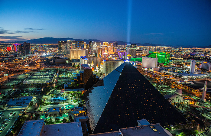 Amestecul de lumini în culori urbane de pe Las Vegas Strip