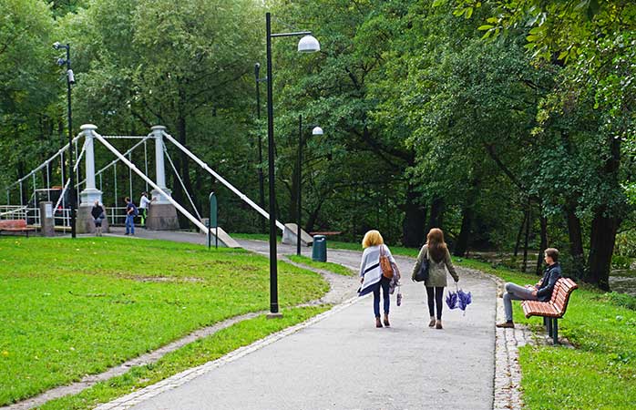 În plimbare către Podul Aamodt, de deasupra râului Akerselva, Oslo @ Tord Baklund / VisitOSLO