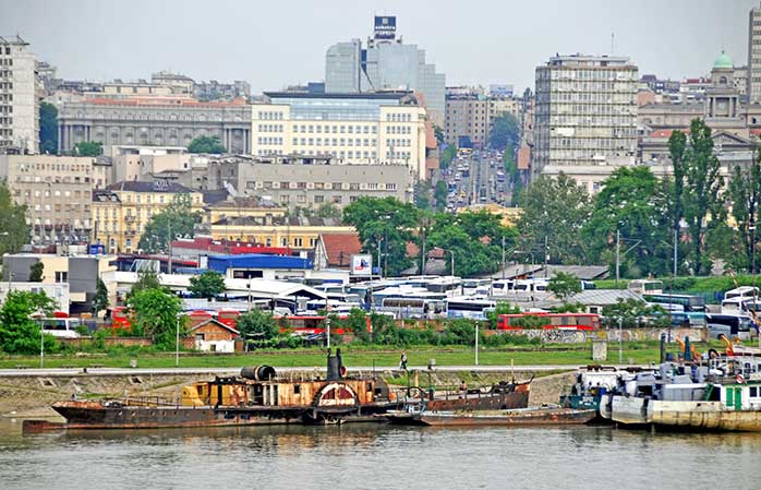 Portul din Belgrad te întâmpină de la intrarea în oraș, iar tu, crud ai fi să întorci spatele unei mici croaziere