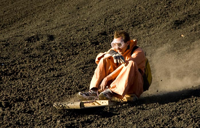 Recordul de viteză la coborâtul vulcanului Cerro Negro pe placă a fost 95 km/h. Zici că poți mai bine?