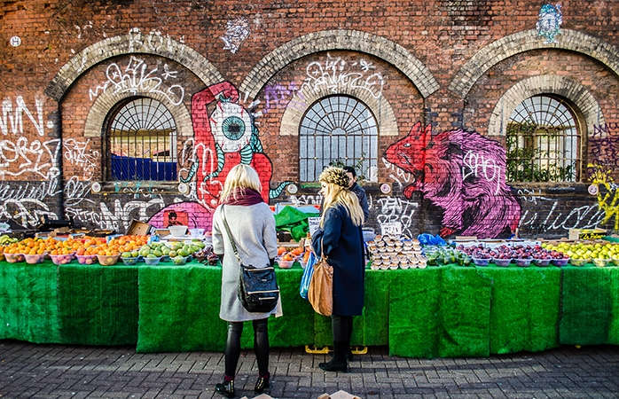 Cochete și fashion chiar și când ies să facă piața, pe Brick Lane în East London