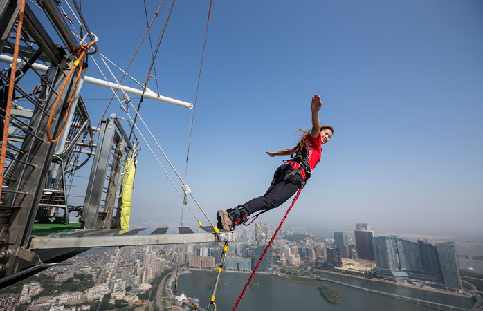 Bungee Jumping-ul este clasic într-o astfel de discuție; dar dacă tot o faci, fă-o de la cea mai mare înălțime: de pe Turnul din Macau 