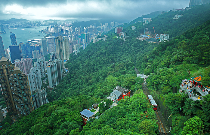 Înălțimile înverzite din Hong Kong crestate de traseul tramvaiului Peak Tram