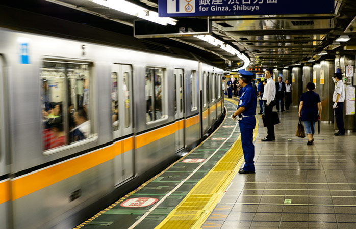 Atenție la însemnele de pe podea, atunci când aștepți metroul în Tokyo