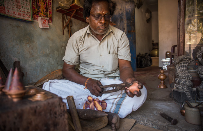  Meșteșugar văzându-și de-ale lui într-un atelier din Jaffna 