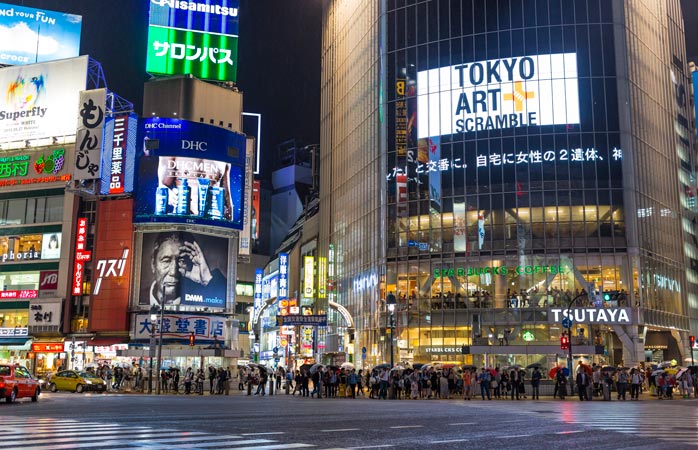 Urmărind lumea și umanitatea care-o iau la goană, în intersecția Shibuya