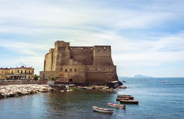 Celebrul Castel dell’Ovo își ocupă locul în Golful Napoli