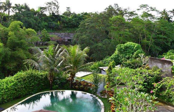 Dacă te întrebi ce-i frumusețea aia care se ascunde în verdeața luxuriantă din apropierea orașului Ubud din Bali, află că-i vorba de centrul Blooming Lotus Yoga și năpustește-te spre butonul de „Rezervă”