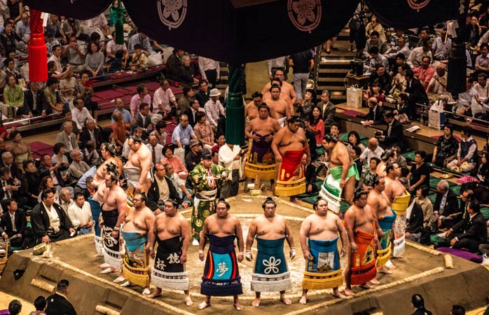 Ahaa... de aici veneau jucătorii de Sumo! Ei bine, iată-i adunați în cerc cu ocazia unei ceremonii de dinaintea unei competiții, la Ryogoku