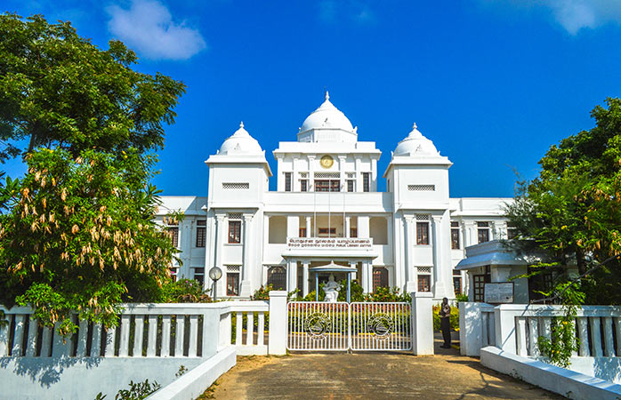 Asemenea pensiunilor unde poți să înnoptezi, Biblioteca Publică din Jaffna este o relicva a trecutului colonial