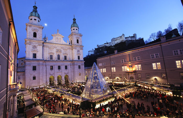 Târgul de Crăciun din Salzburg se desfășoară în fiecare an, fără excepție, în atât de pitoreasca piață Residenzplatz