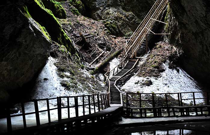 Intrarea în peștera Scărișoara din Arieșeni, cea care adăpostește unul dintre cei mai mari ghețari subterani din Europa