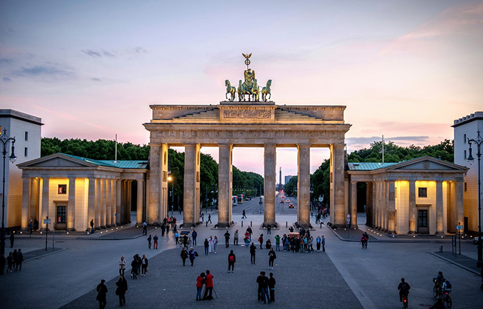 Lasă apusul să te învăluie în fața Porții Brandenburger din Berlin