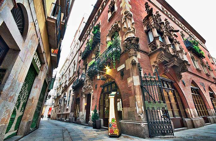 Intrarea faimoasei cafenele Els 4 Gats din Barcelona