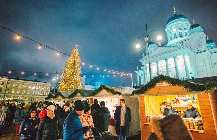 Moș Crăciun în carne și oase, la Târgul de Crăciun din Helsinki