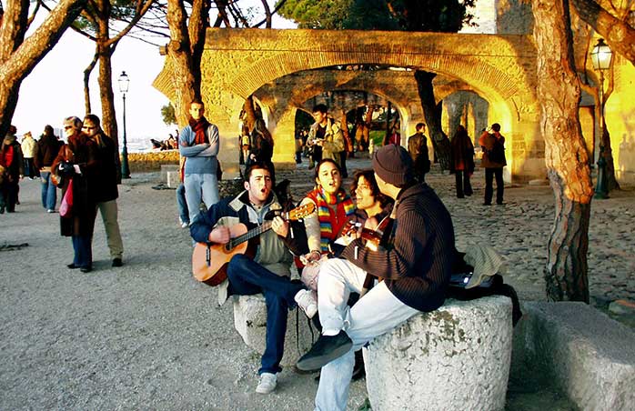 ...când într-o frumoasă zi de iarnă, tinerețea din Lisabona se întâlnește cu muzica și cu prietenia
