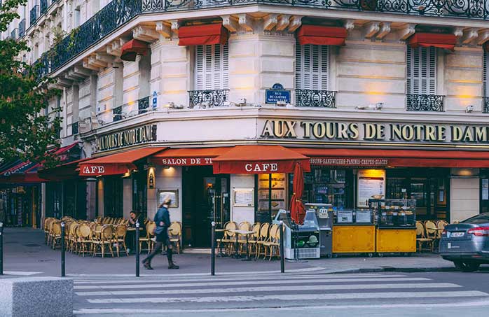 În plimbarea ta de-a lungul Senei, oprește-te preț de une demi heure pentru a bea o cafea pariziană