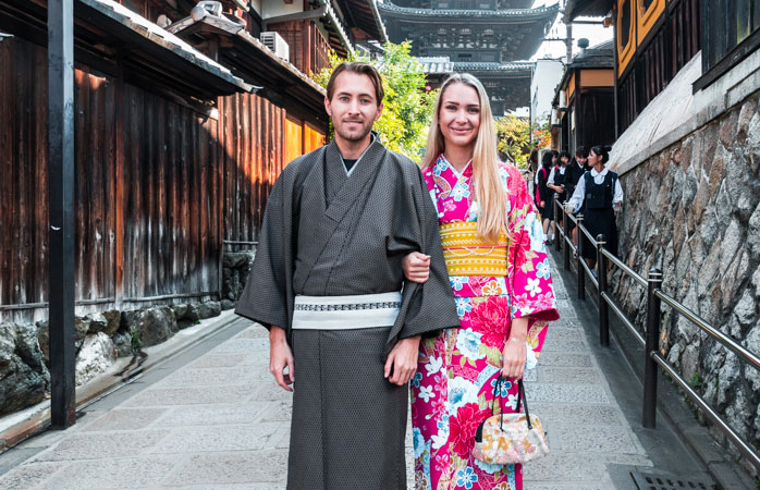  Amestecă-te printre localnicii din Kyoto, plimbându-te de colo-colo în kimono sau yukata