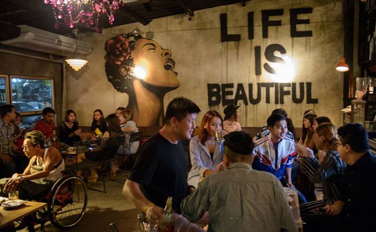 Ascultă ce au de spus astrele și, indiferent în ce bar thailandez te vei trezi că ciocnești un pahar anul ăsta, vei ajunge negreșit la concluzia că viața e frumoasă