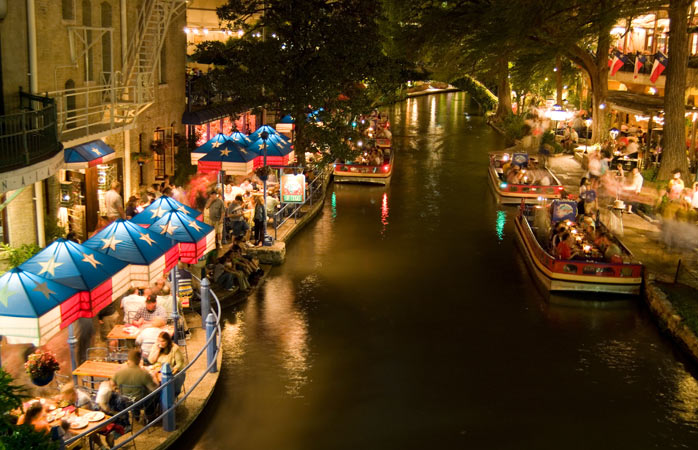 Cochetează cu o băutură târzie pe San Antonio River Walk