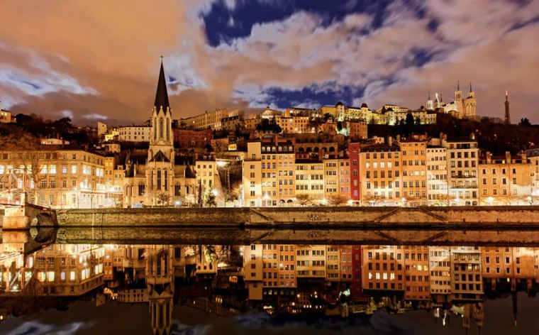 Un cer nocturn superb pe deasupra orașului Lyon. Poți să-l admiri în voie, visând deja la următoarea destinație © <a title=