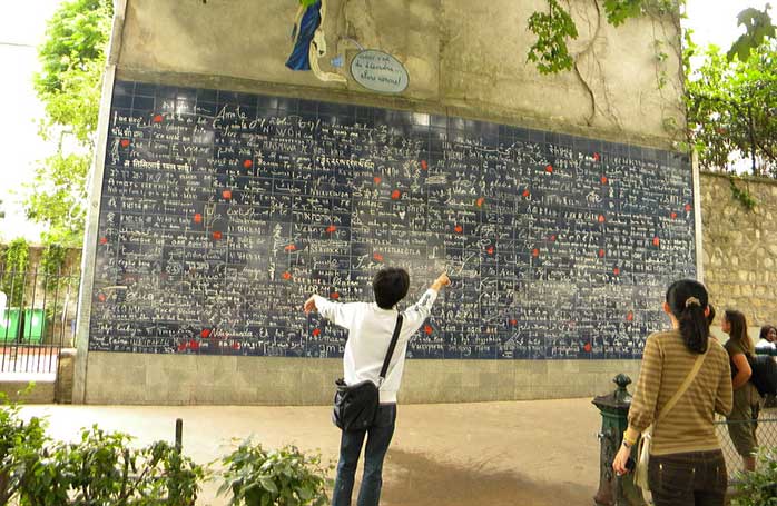 Les Murs de Je t’aime (Zidul lui Te Iubesc) din cartierul Montmartre ar trebui să vă ocupe ceva timp de declarații