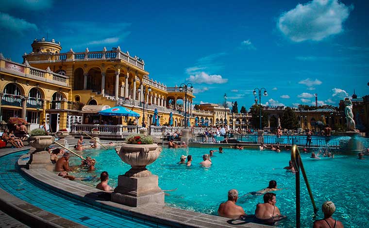 Nu-i chiar în paradis, dar îi e cumva vecin, la Băile Szechenyi, Budapesta