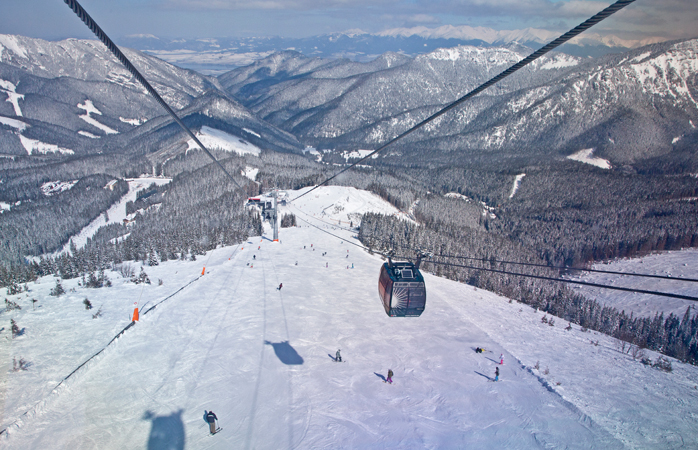 Vârful Chopok din Jasna, Slovacia este zilnic străbătut de-acest modern funicular