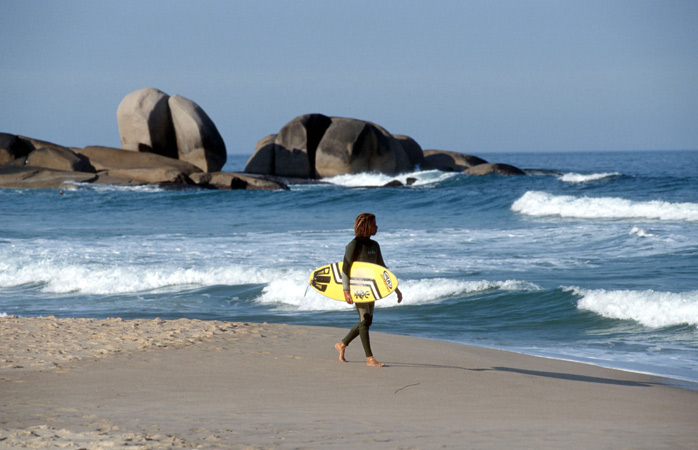 Plajă, surf sau relaxare pe cele 40 de plaje ce înconjoară insula Florianópolis. Cum să nu-ți ardă să călătorești singur în asemenea condiții?