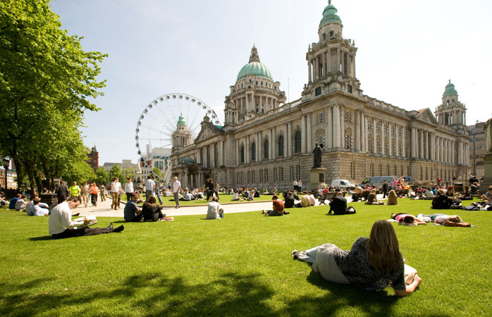 Ia prânzul măcar o dată în viață la un picnic pe verdeața din fața primăriei orașului Belfast