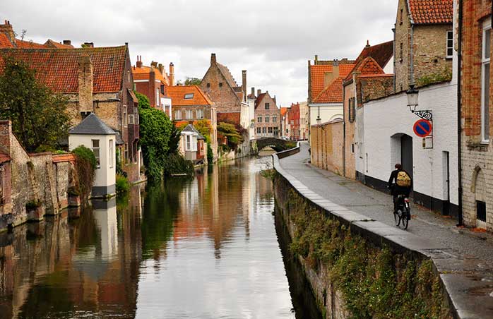 De-a lungul canalelor din Bruges, unde cerul se privește fără rușine în ape