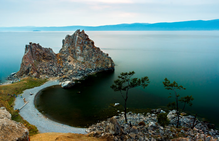 Lacul Baikal este cel mai mare bazin cu apă dulce din lume. Nu-i de mirare că țărmul îi contrează un zâmbet