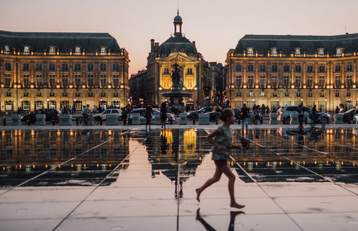  Frumoasa Place de la Bourse din Bordeaux, reflectată în oglinda apei