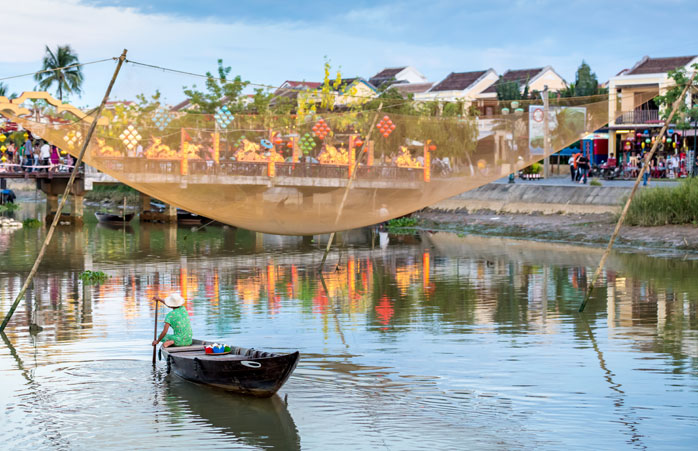  Plutind pe apele râului, într-o oarecare barcă pescărească din Hoi An, Vietnam 