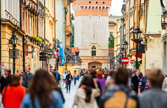 În orice zi a săptămânii, centrul Cracoviei abundă de oameni