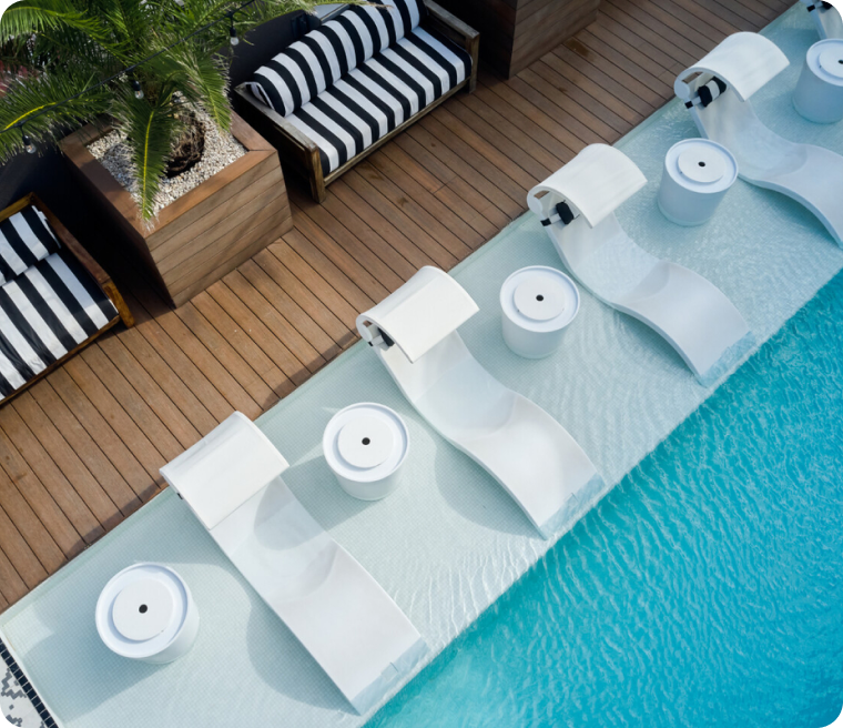 Amenajare în zona piscinei hotelului