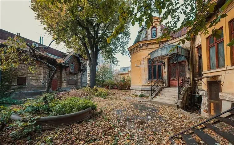 De câte ori ai trecut prin Orașul Fantastic al lui Eliade fără ca măcar să ridici privirea din pământ?
