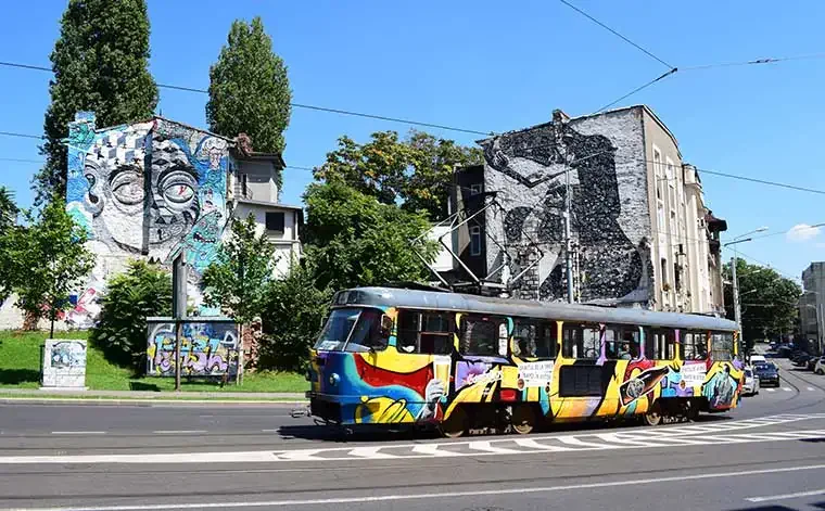 Graffiti-ul și branding-ul urban nu au făcut nicicând casă mai bună ca pe Strada Berzei