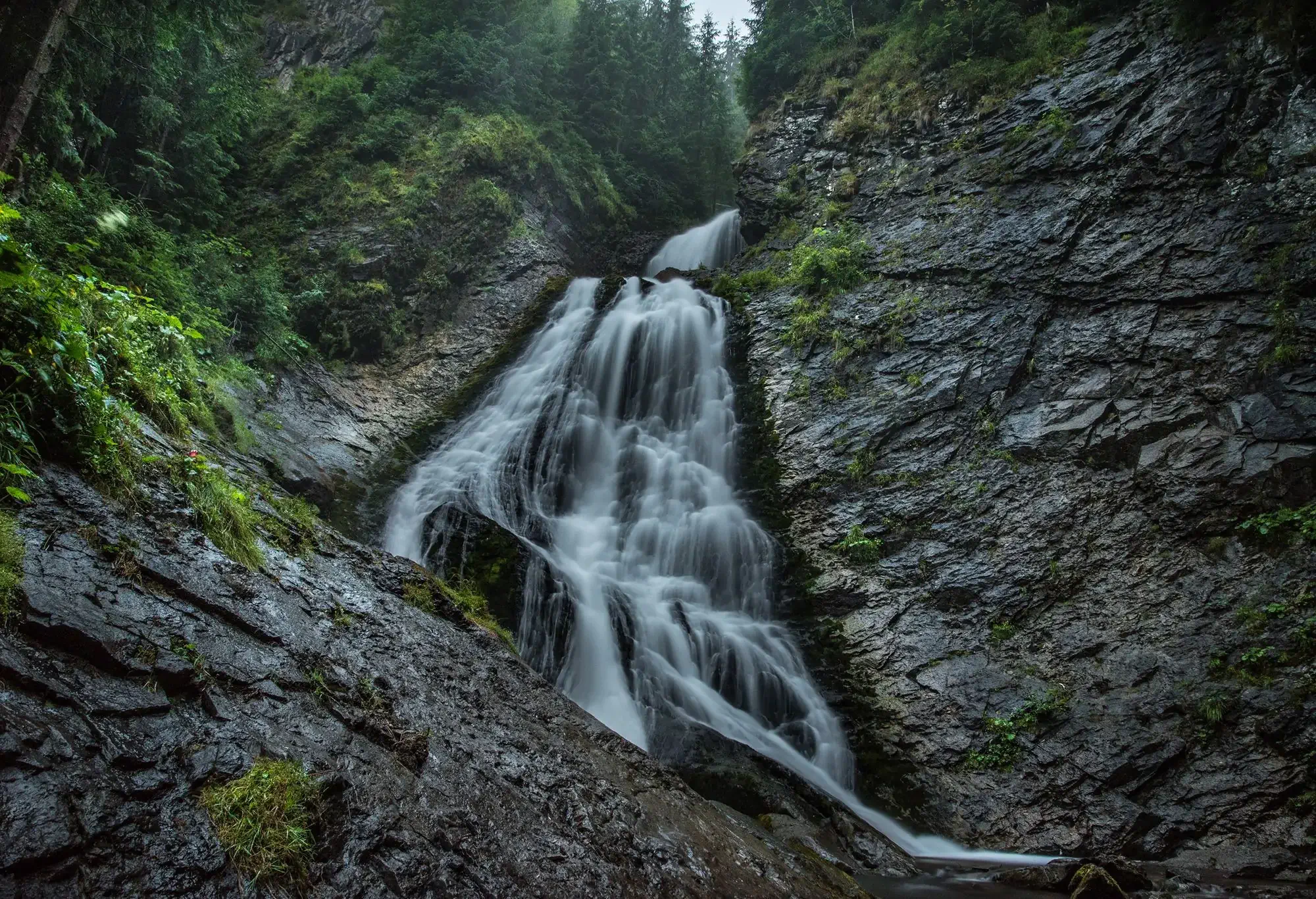 Cascada Vălul Miresei, numai una dintre căderile de apă românești pe care nu ai voie să le ratezi la trecerea prin această viață @ <a href=