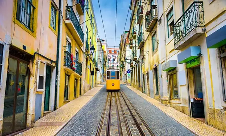 Tramvaiul galben 28 din Lisabona pare că spune atâtea și-atâtea povești...